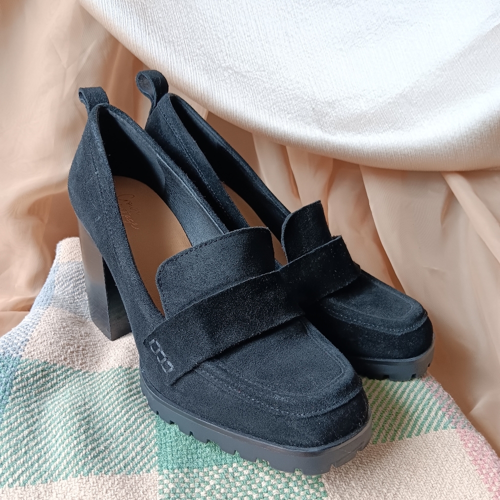❣️ SOLD ❣️ Black Suede Loafer Heel
